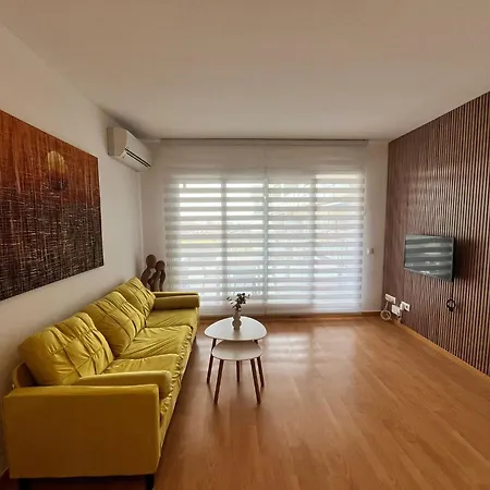 Apartment Con Piscina En *