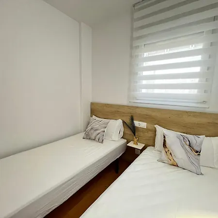 Con Piscina En Apartment Roses