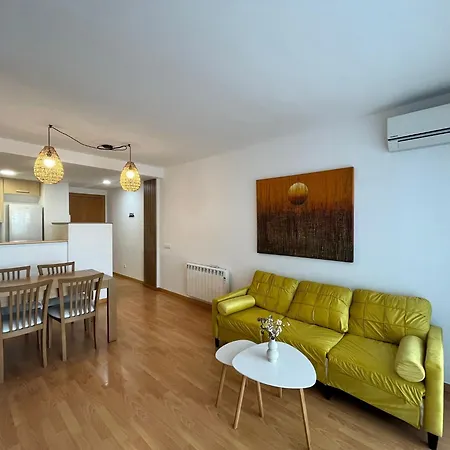 Apartment Con Piscina En *