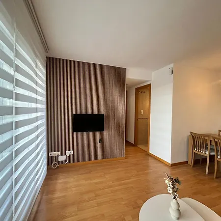 Apartment Con Piscina En *